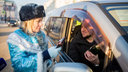 Снегурочка из ГИБДД раздала водителям на площади Ленина безалкогольное шампанское