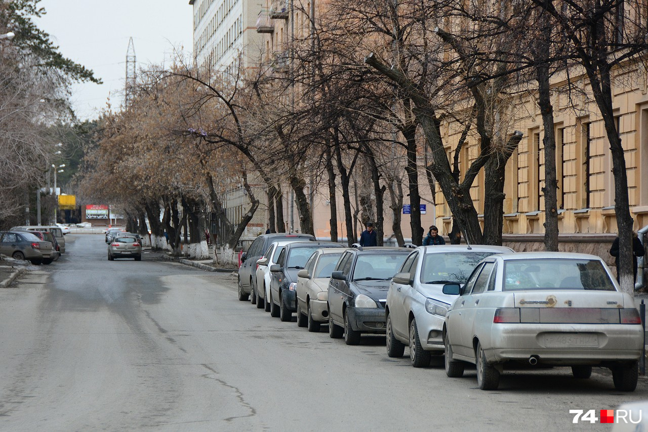 Вдоль проспекта Ленина и общежитий идёт альтернативный проезд, в котором можно оставлять машину