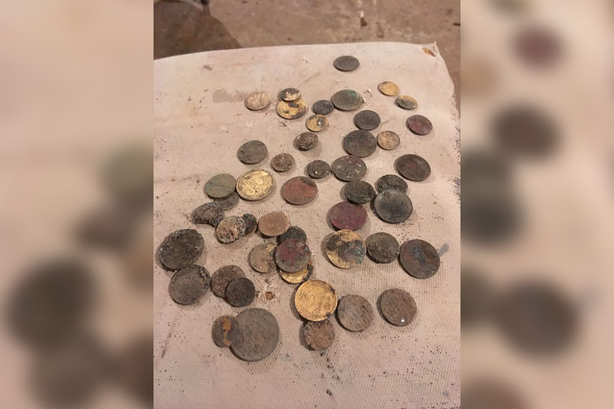 Во время ремонта в туалете на Газетном был найден кошелек с монетами Третьего рейха