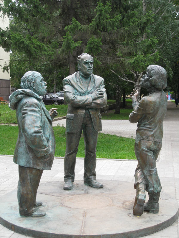 Образ Воловича (в центре) в скульптуре «Горожане» в сквере на пересечении проспекта Ленина и улицы Мичурина