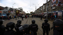 Полиция: ОМОН вывели на улицу, чтобы митингующие не забрали оружие в Центральном РОВД