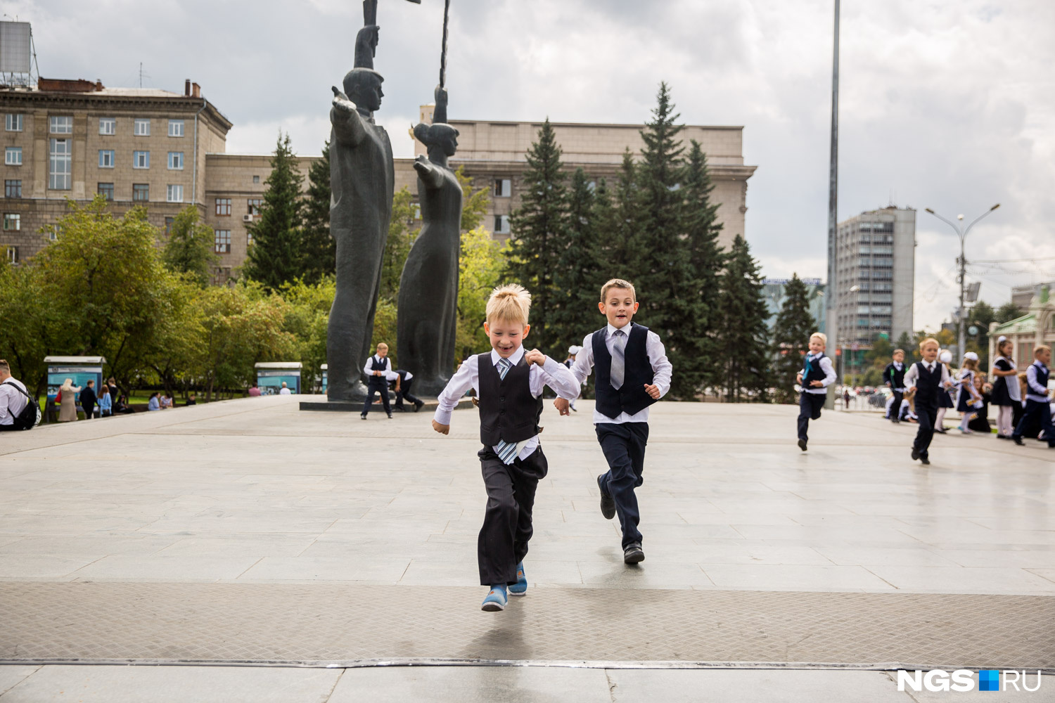 Маленькие школьники на площади Ленина
