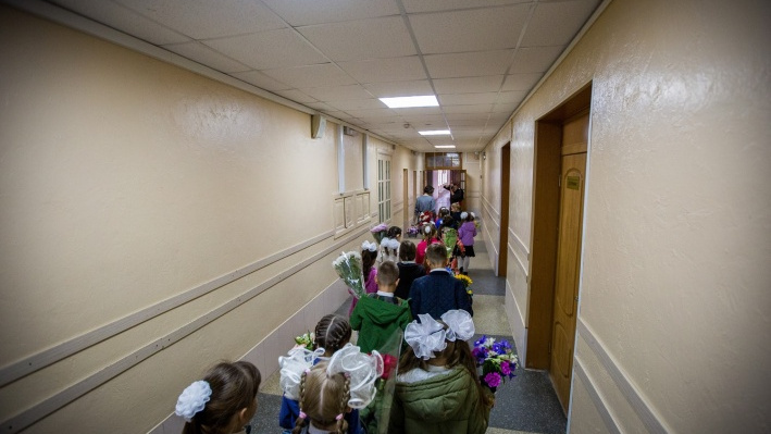 Дежурили онлайн: новосибирцы записали первоклашек на «Госуслугах» — самые настойчивые пришли в школы к 6 утра