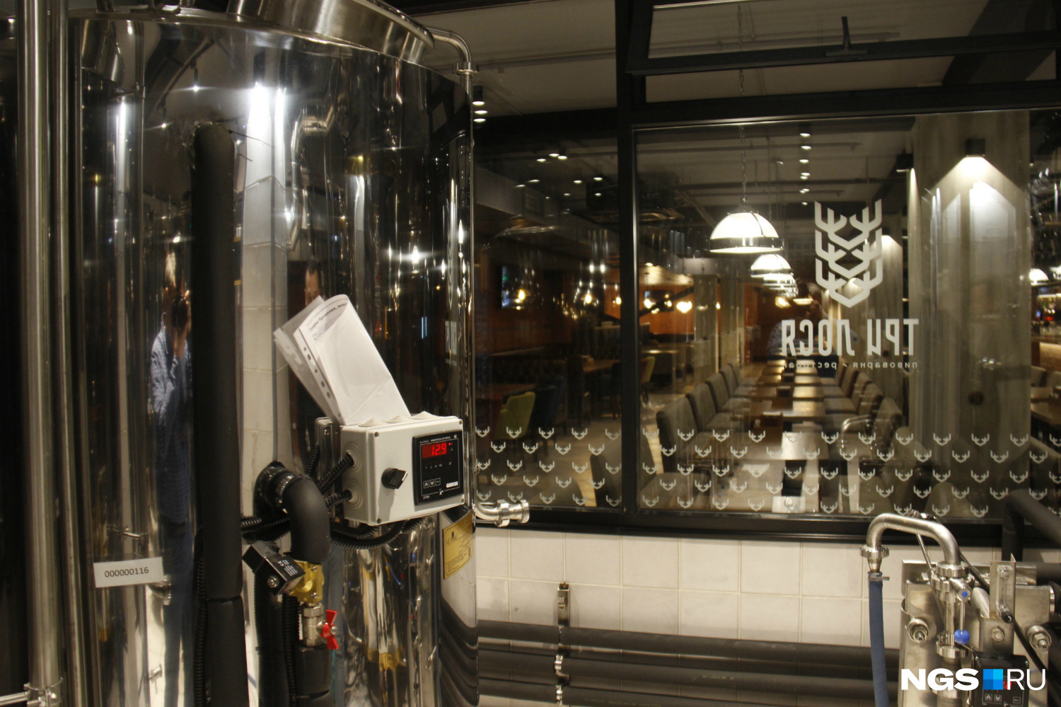 Пивоварня установлена прямо на входе, хотя и огорожена глухой стеклянной стеной — попасть туда можно только из внутренних помещений заведения 