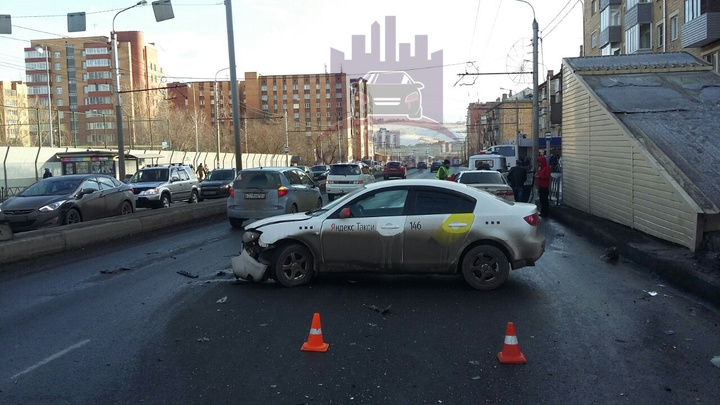 Лихач протаранил поворачивающее на красный такси «Яндекса» на Свободном