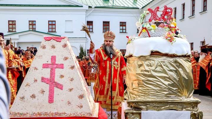 Крестный ход в Нижнем Новгороде: нижегородцы ловили деревянные яйца и ели гигантский кулич