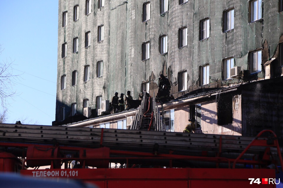 Пожарным пришлось снимать обшивку пристроя Пожарным пришлось снимать обшивку пристроя