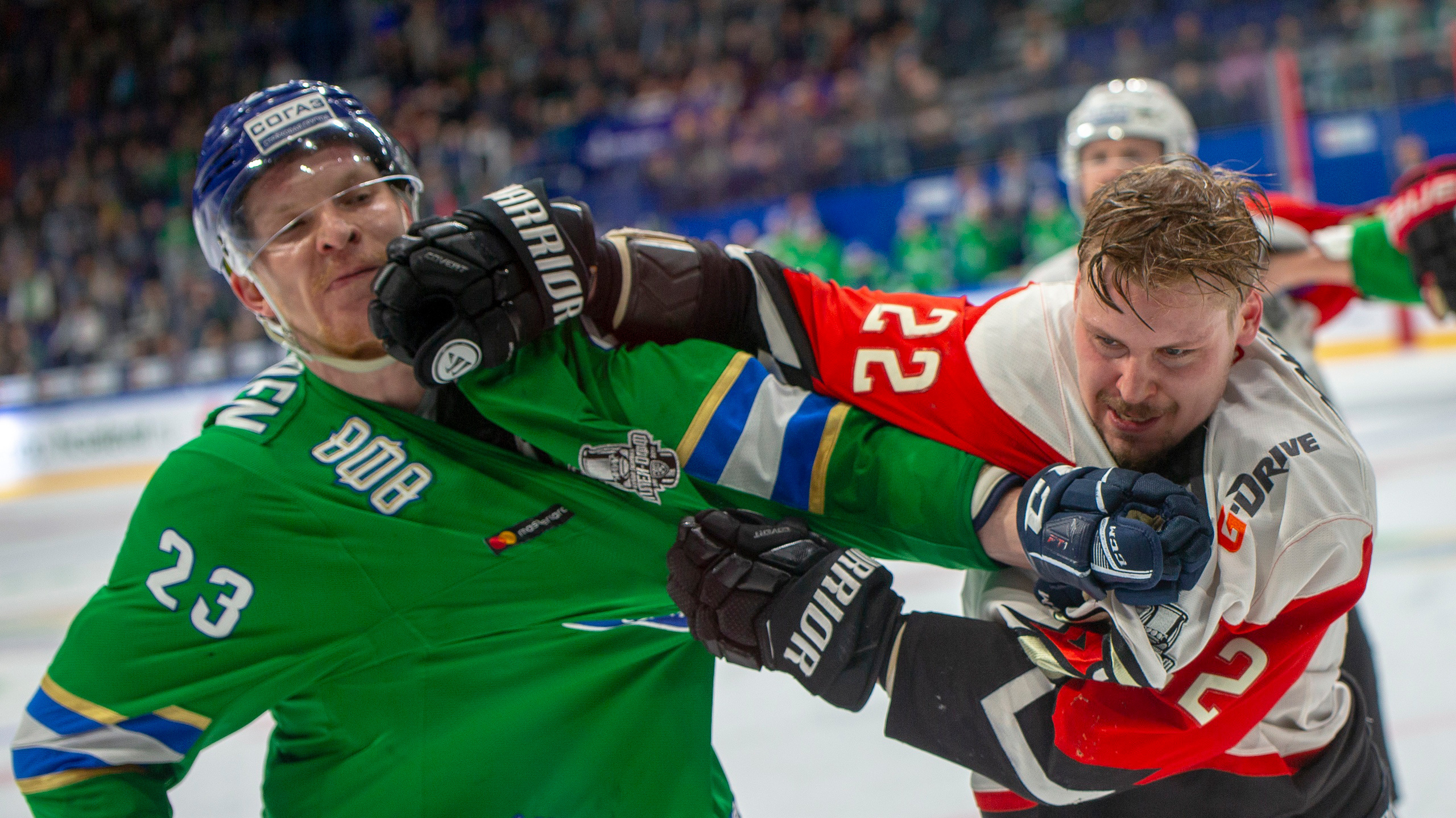 Выпустили пар: хоккеисты «Салавата Юлаева» и «Авангарда» устроили массовую драку в конце матча
