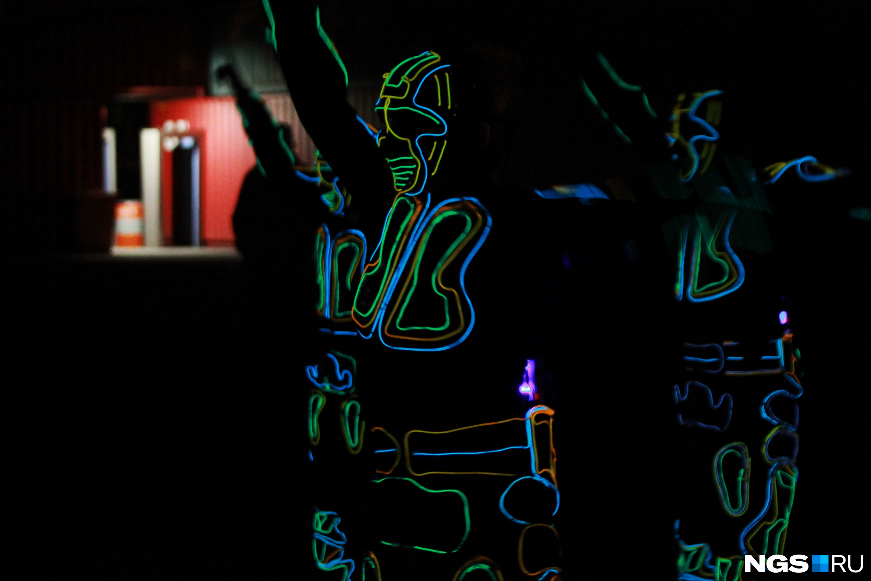 Перед гостями фестиваля в темноте танцевали люди в светящихся костюмах