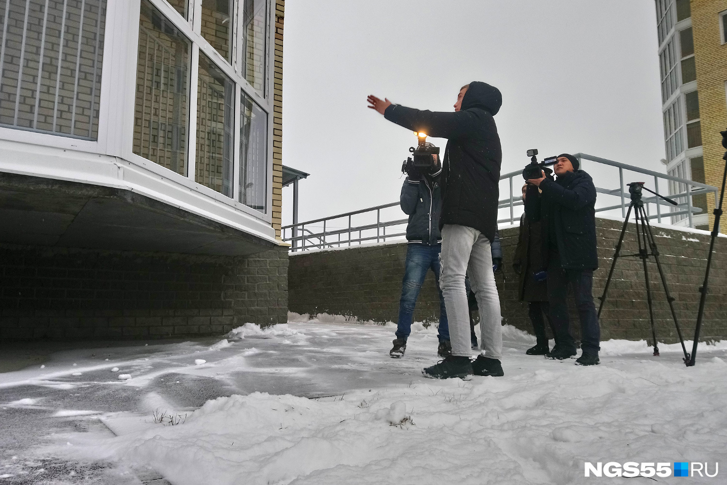 Ребёнку повезло — вчера здесь был небольшой, но сугробчик Ребёнку повезло — вчера здесь был небольшой, но сугробчик