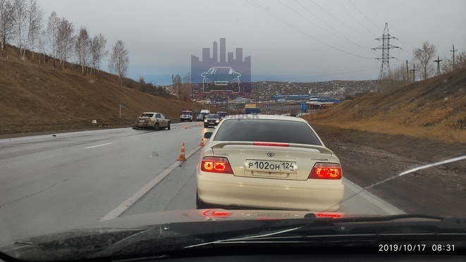 Белая Honda выехала на встречку, что стало причиной аварии Белая Honda выехала на встречку, что стало причиной аварии