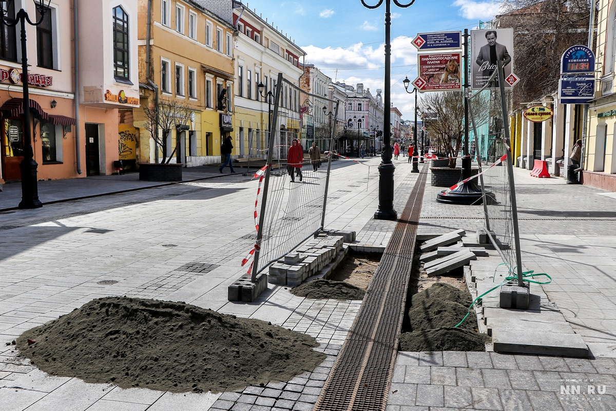 Плитку на Покровке начали перекладывать заново весной этого года Плитку на Покровке начали перекладывать заново весной этого года