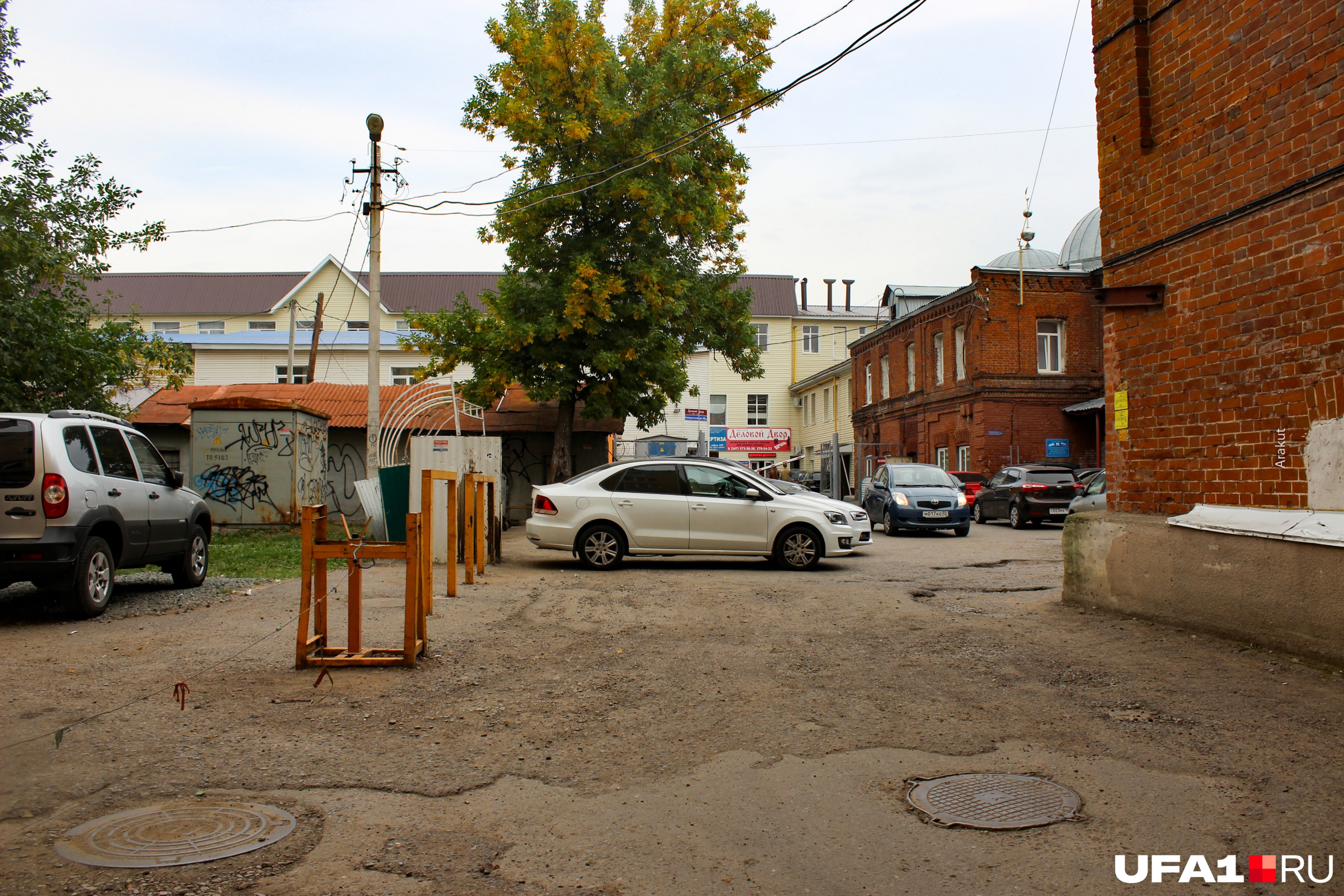 Обычный дворик в центре города, и не скажешь, что где-то здесь прячется кофейня Обычный дворик в центре города, и не скажешь, что где-то здесь прячется кофейня