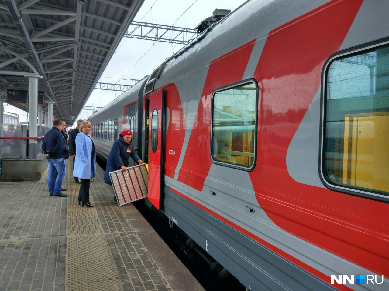 Проводники вытаскивают трап, по которому выйдут пассажиры Проводники вытаскивают трап, по которому выйдут пассажиры