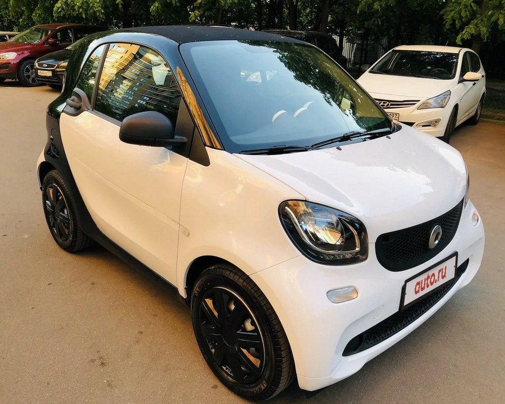 Smart ForTwo выпускают с 1998 года. Поколение, как на фото, с более пухлым дизайном дебютировало в 2014 году Smart ForTwo выпускают с 1998 года. Поколение, как на фото, с более пухлым дизайном дебютировало в 2014 году