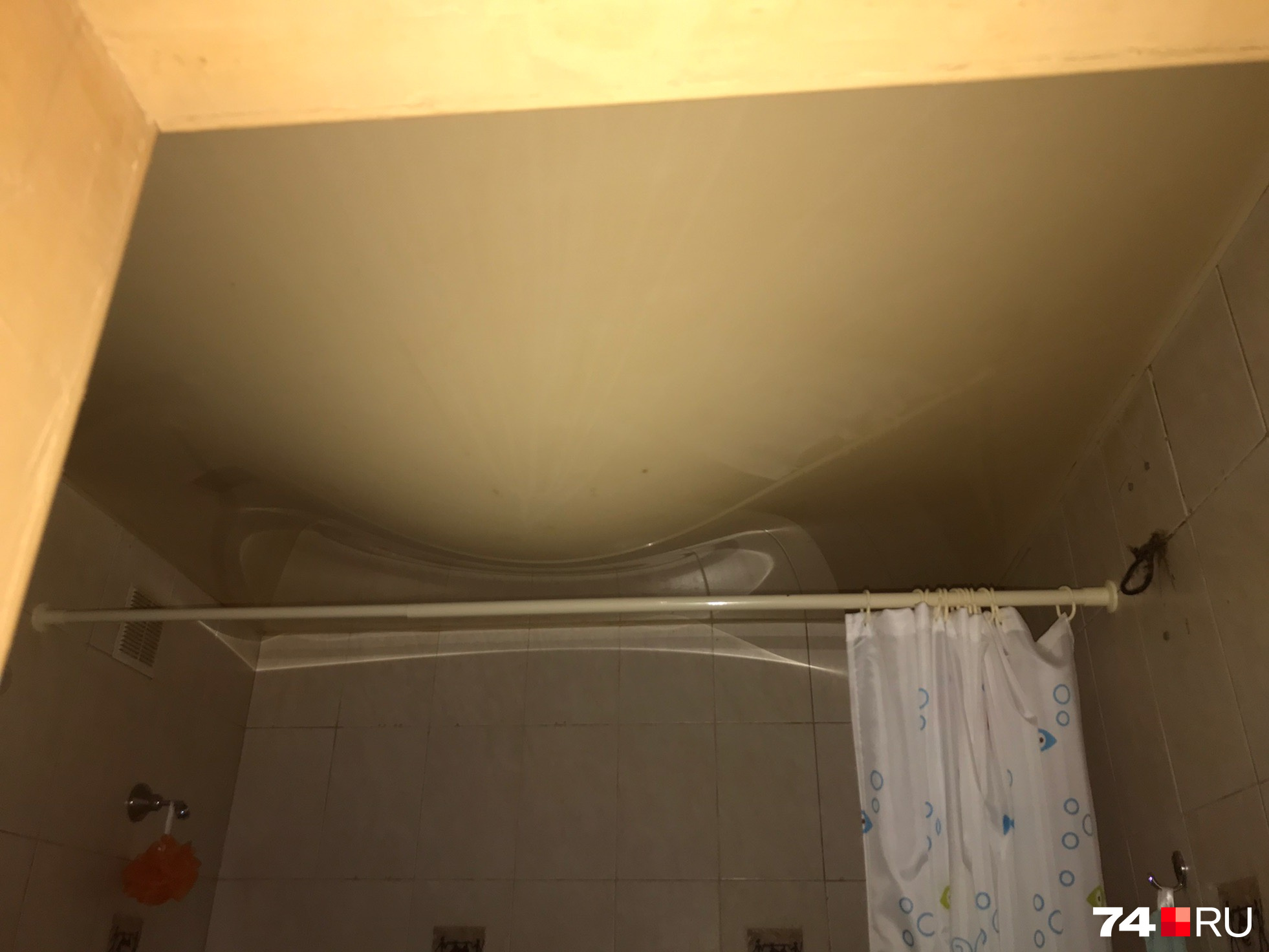 Натяжной потолок собрал в себе всю воду Натяжной потолок собрал в себе всю воду