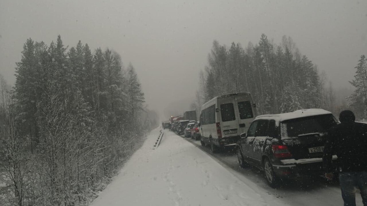 Сотрудники ГИБДД из-за снегопада ограничили междугородние перевозки по Серовскому направлению