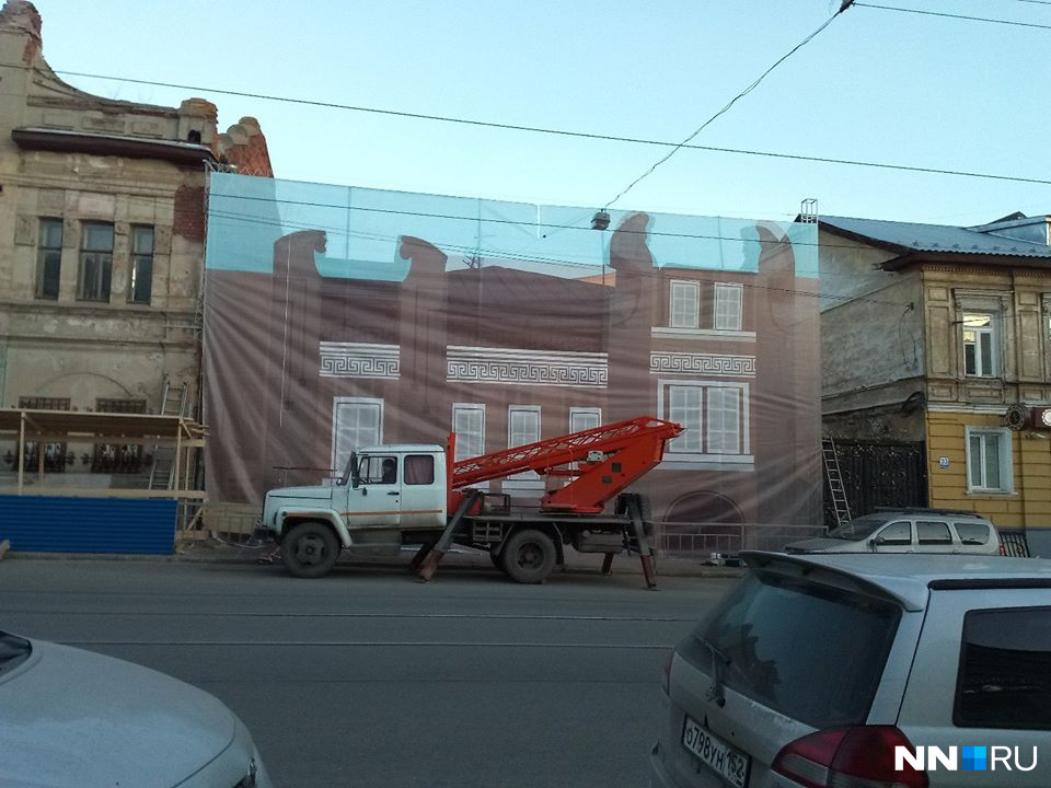 На время мундиаля «Шахматный дом» завесили фальшфасадом На время мундиаля «Шахматный дом» завесили фальшфасадом