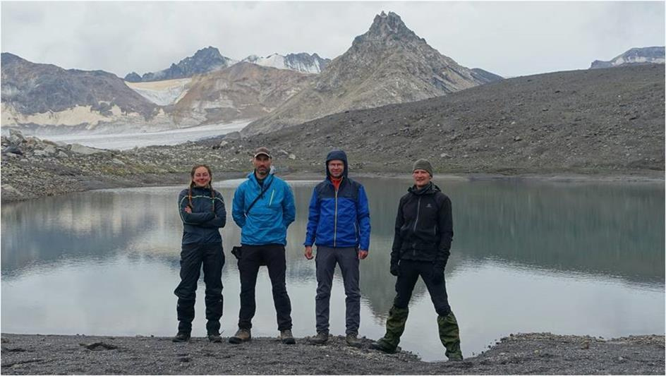 Команда альпинистов отряда «Ястреб» на берегу горного озера