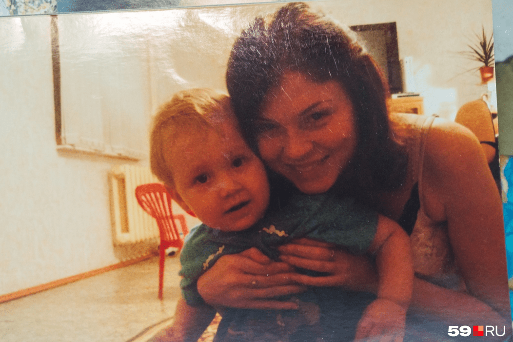 Пятилетний Саша с юной мамой