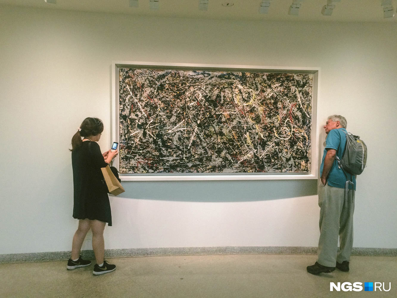 Люди рассматривают работу Джексона Поллока в галерее Гуггенхайма