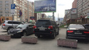 Машину мэра Новосибирска снова застукали на тротуаре