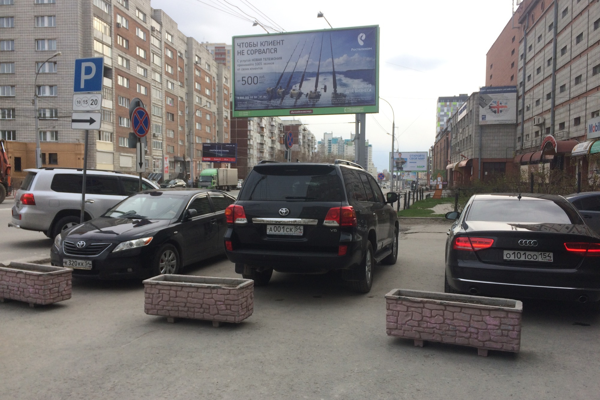 подлокотник в автомобиль под левую руку. человек сидит на машине. универсальный регулируемый подлокотник для авто. Mera машина. личный автомобиль мера локтя.