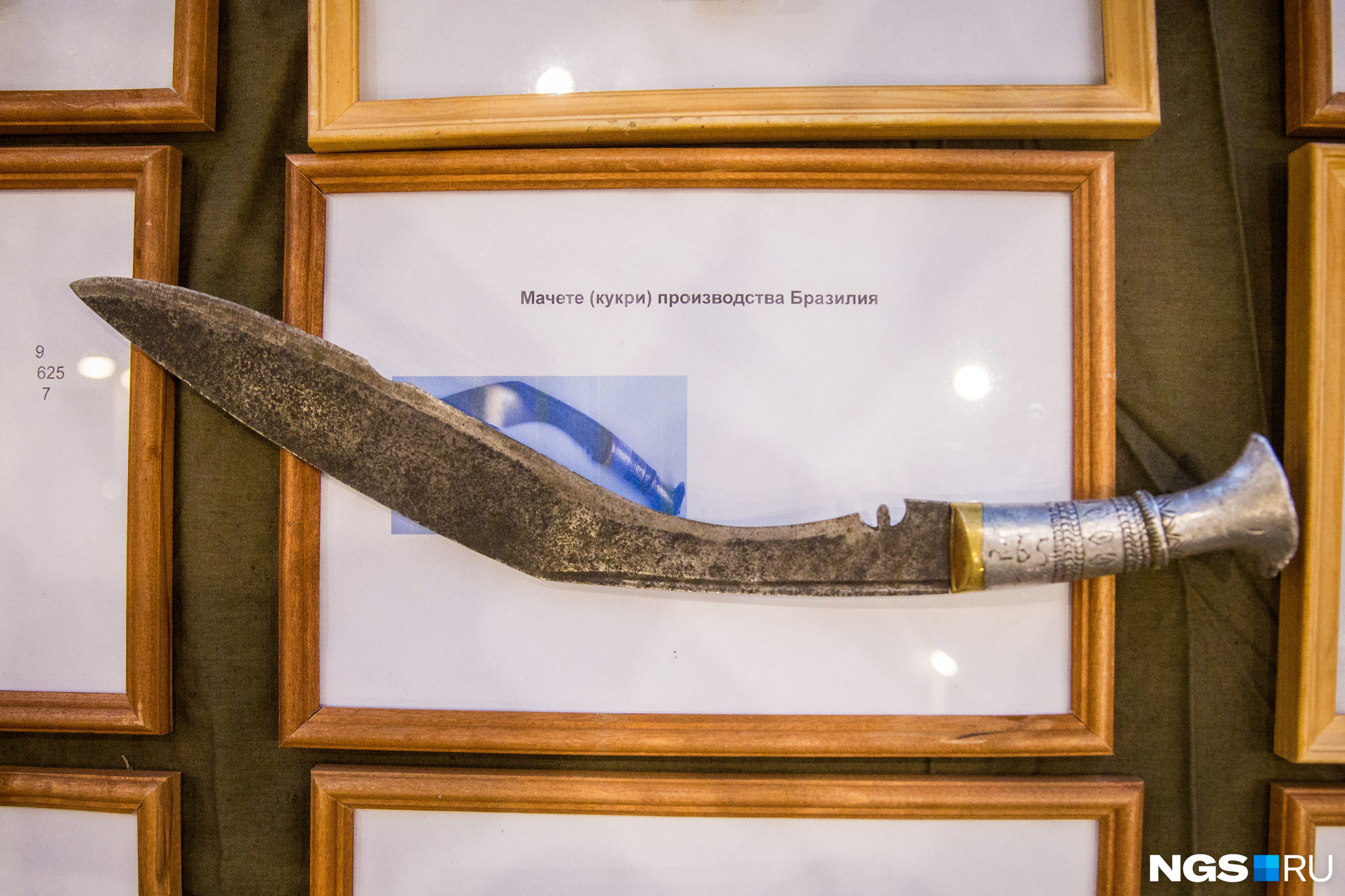 В коллекцию военных попали образцы холодного оружия — на фото нож кукри с изогнутым лезвием