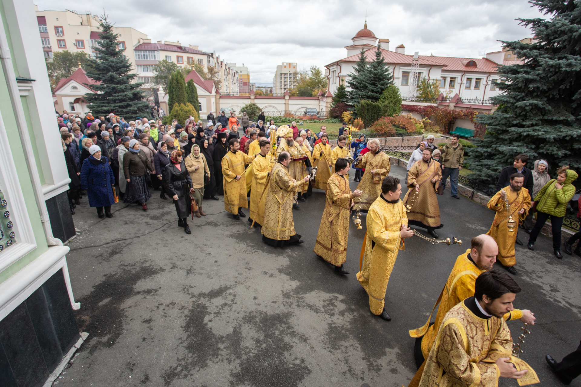 Прикоснуться к мощам святителя Луки пришли несколько сотен горожан Прикоснуться к мощам святителя Луки пришли несколько сотен горожан