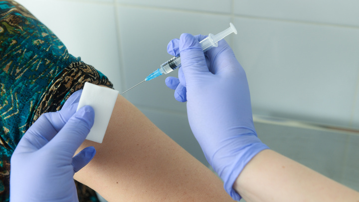 Екатеринбуржцы смогут бесплатно сделать в торговых центрах прививку от гриппа: список адресов