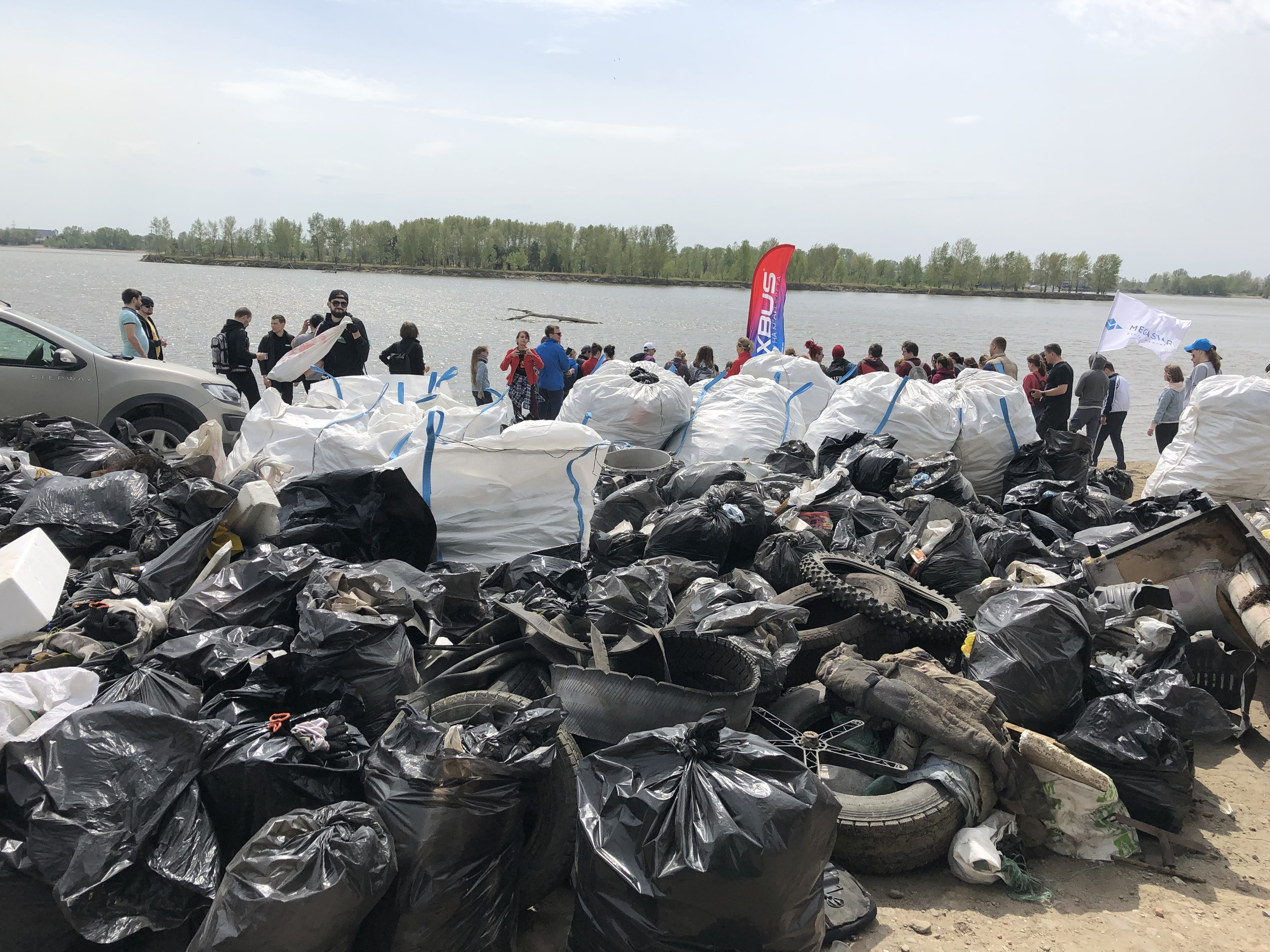 По наблюдению организаторов акции, на диком пляже осталось столько мусора, что можно устроить ещё минимум пять субботников