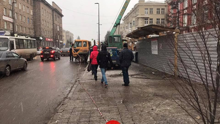 Ради реконструкции скандального кафе «Кантри» на проспекте Мира перегородили тротуар для пешеходов