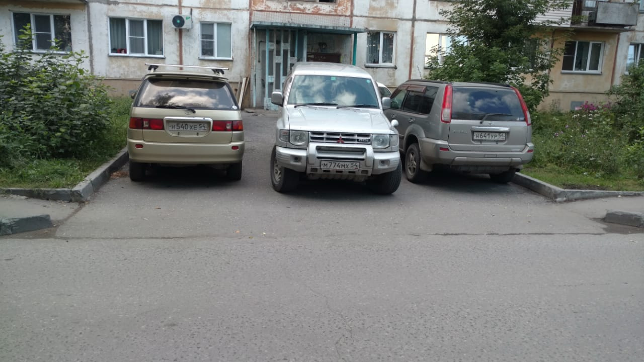Жильцы должны протискиваться между машинами Жильцы должны протискиваться между машинами