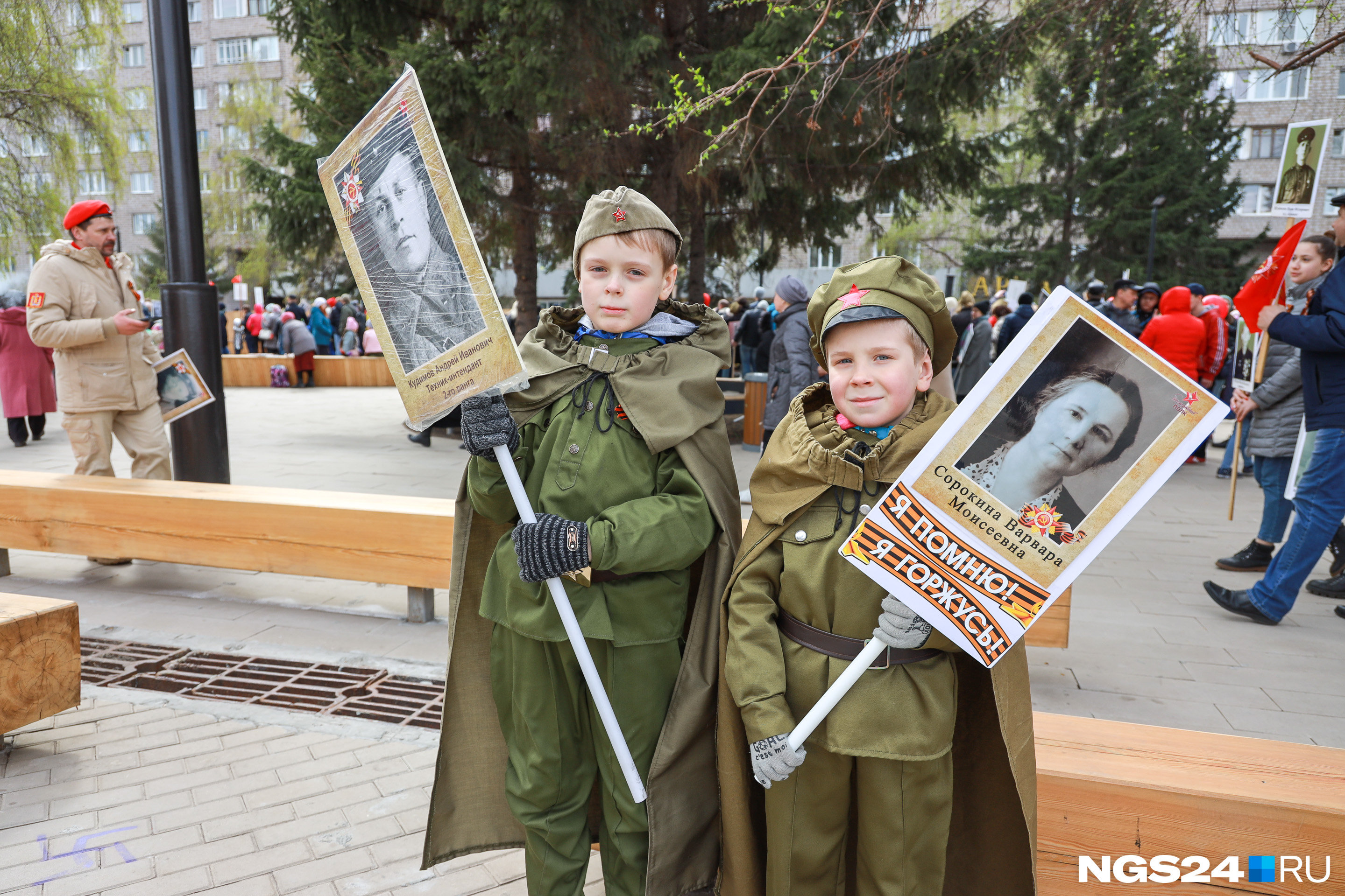 Братья Лева и Юра уже второй год ходят в военной форме и второй год все на них обращают внимание Братья Лева и Юра уже второй год ходят в военной форме и второй год все на них обращают внимание
