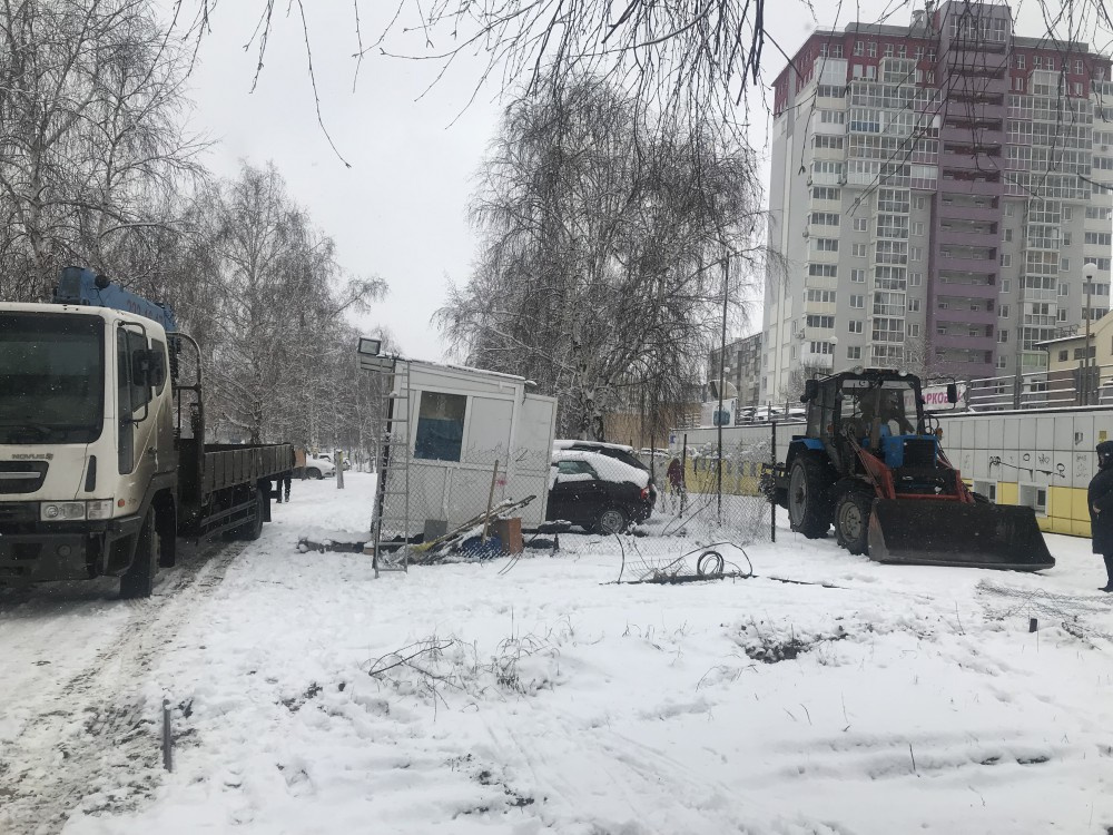За время работы стоянки многие деревья в сквере погибли За время работы стоянки многие деревья в сквере погибли
