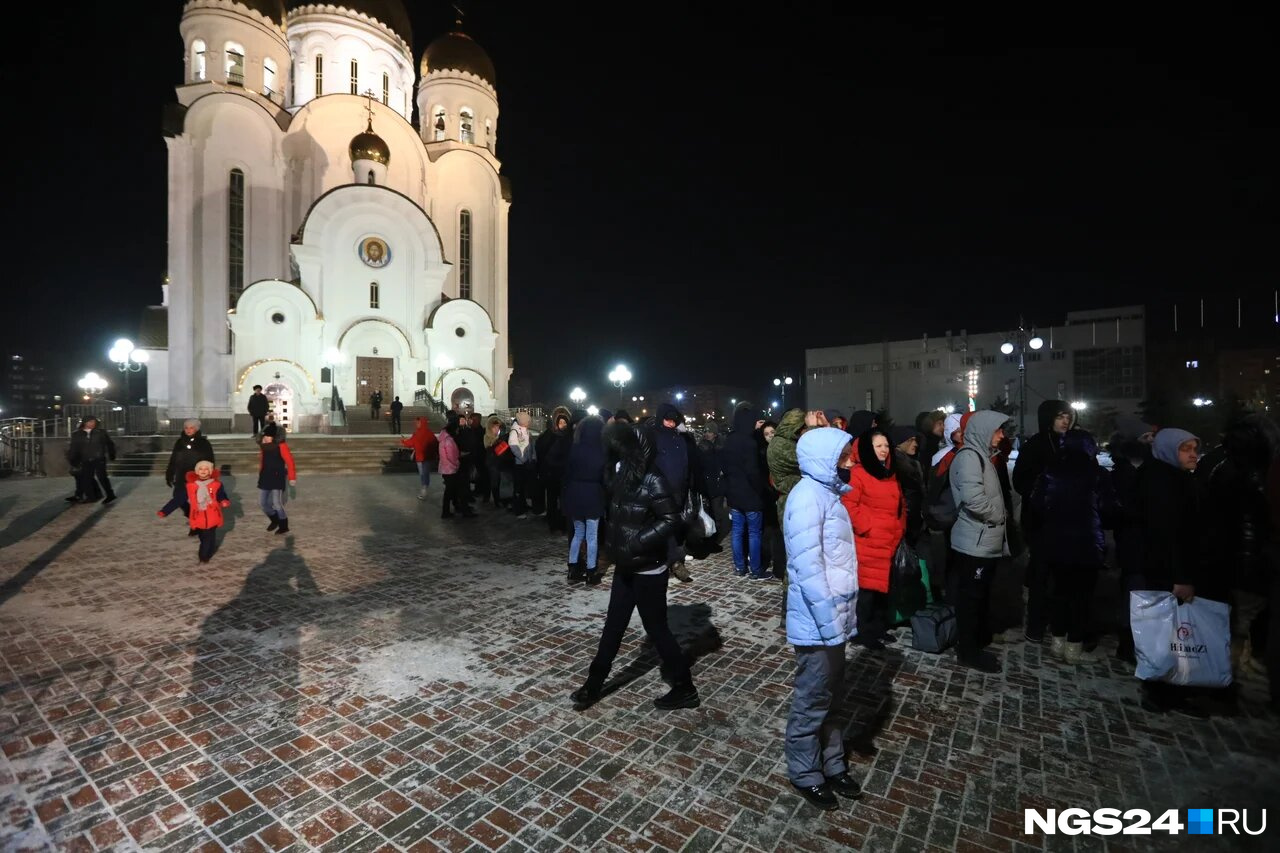 Очередь перед купелью 