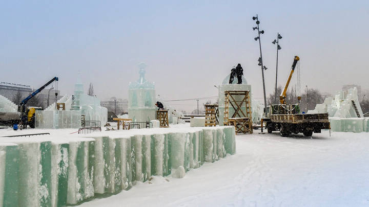 На пермской эспланаде завершают строительство ледового городка. Его откроют 30 декабря