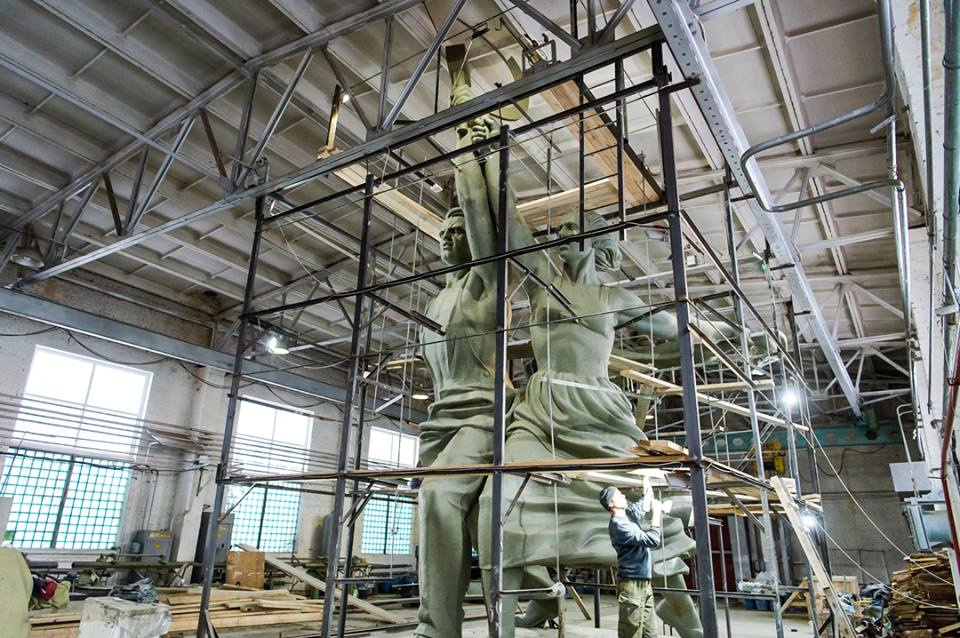 Чтобы создать макет памятника в глине, арендовали отдельный цех на заводе «Уралхиммаш»