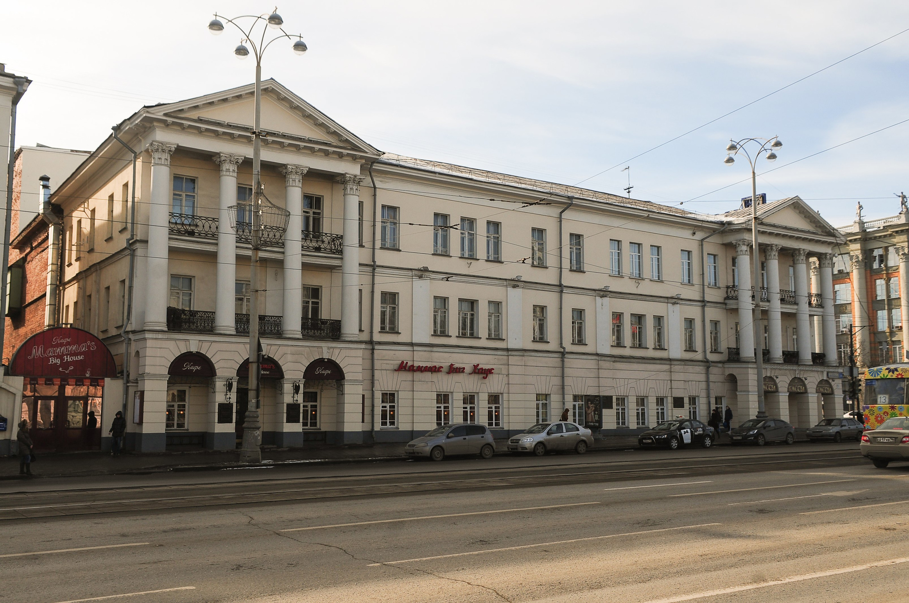 Нынешнее здание Уральской консерватории стало первым каменным зданием в Екатеринбурге. Его построили по проекту, лично утвержденному Татищевым, в 1739 году 