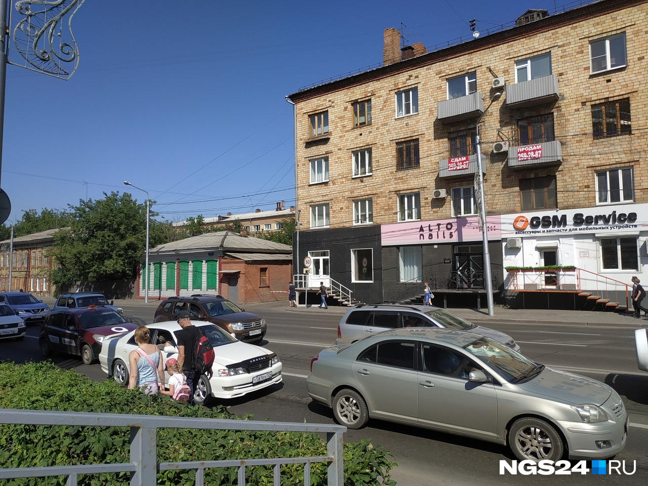 Кафе располагалась в левой части здания, там уже демонтировали вывеску Кафе располагалась в левой части здания, там уже демонтировали вывеску