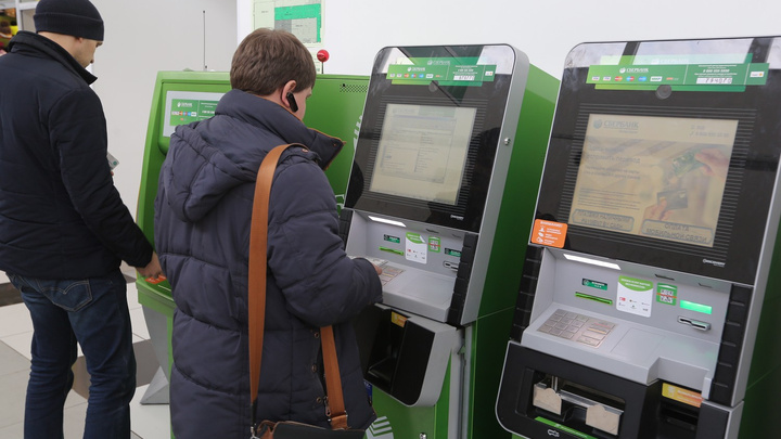 Количество жалоб красноярцев на кражи с банковских карт за год выросло почти вполовину