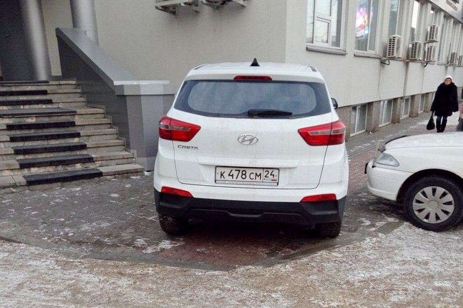 Умение лавировать — главное достоинство пешеходов. Фото: «Автохамы Красноярска»/vk.com