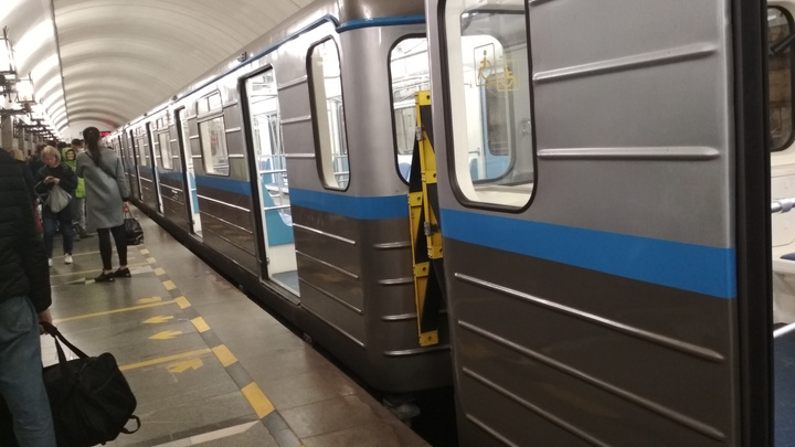 «Минут десять стояли в тоннеле»: в екатеринбургском метро сломался новый поезд