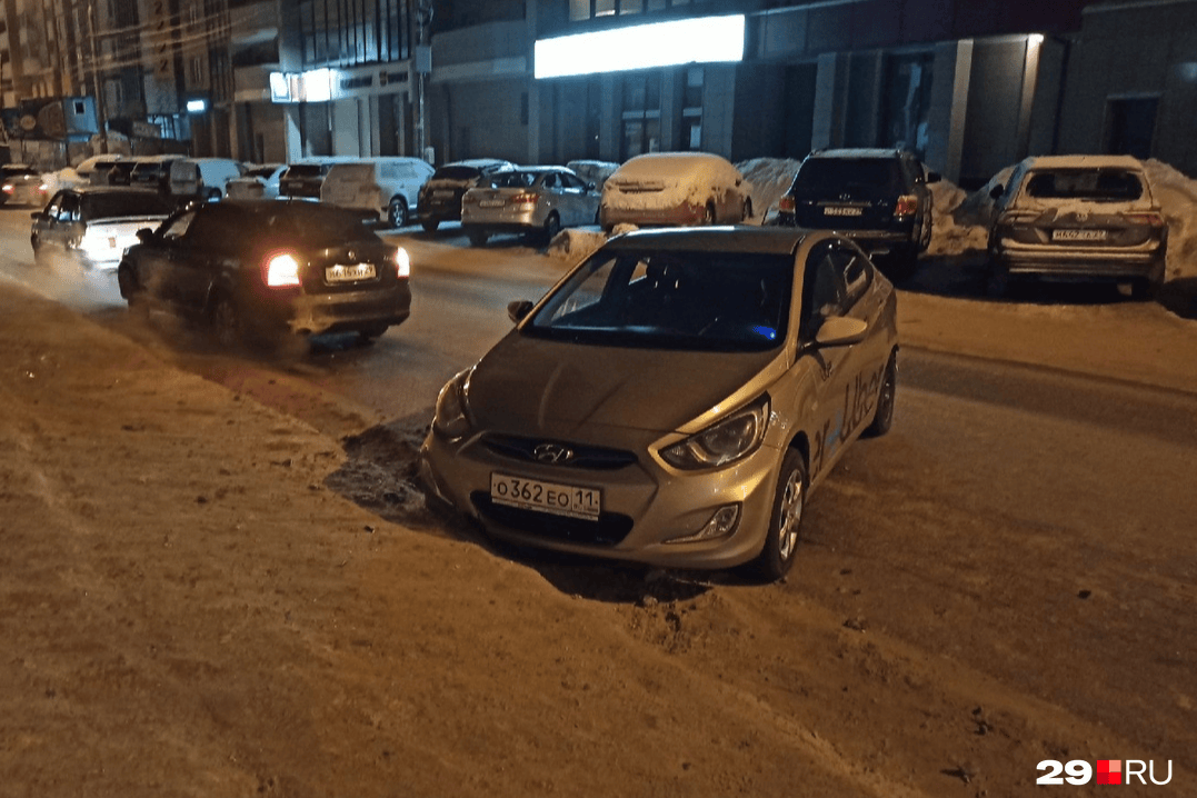 Второй пострадавший в аварии автомобиль, в котором находились дети Второй пострадавший в аварии автомобиль, в котором находились дети