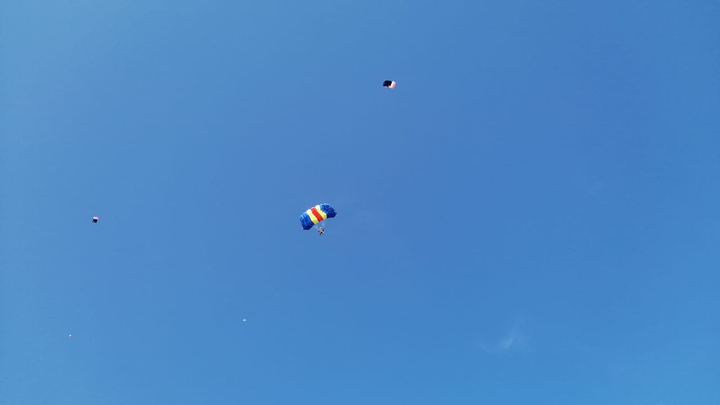 «Боитесь высоты — прыгайте с парашютом»: на Татышеве прошли соревнования по парашютному спорту