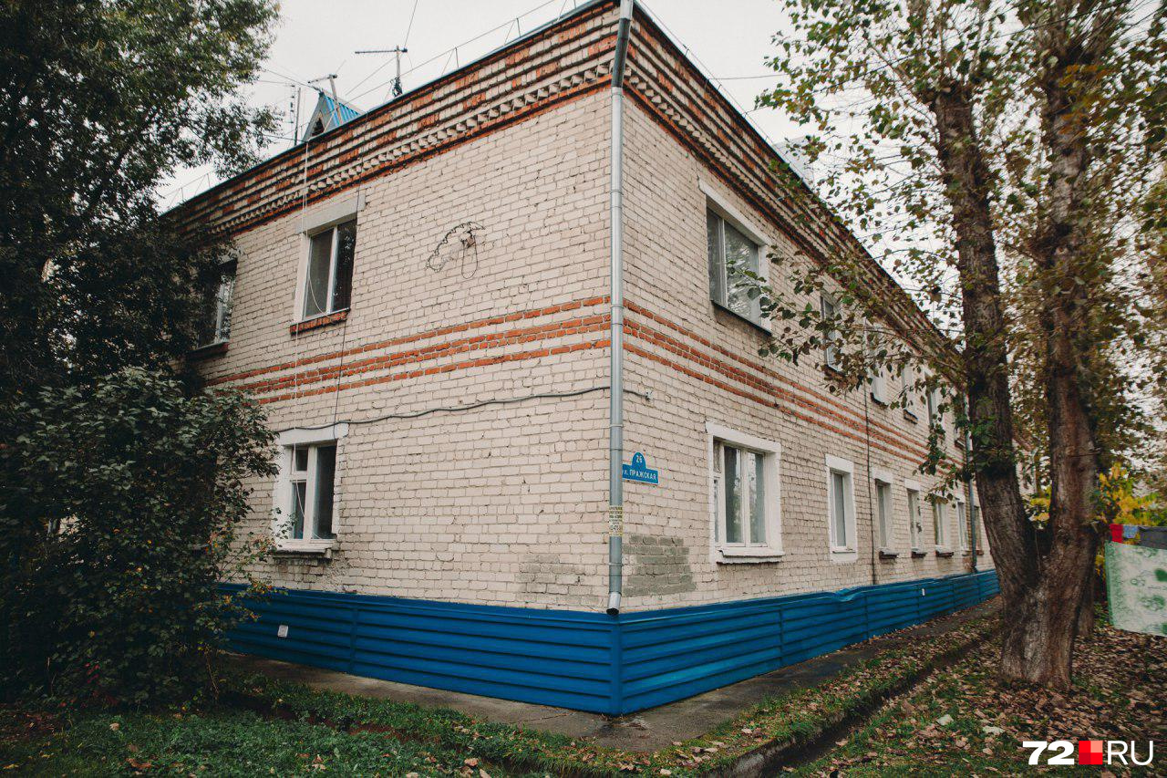 В основном дома на Пражской двухэтажные, но есть и трехэтажки