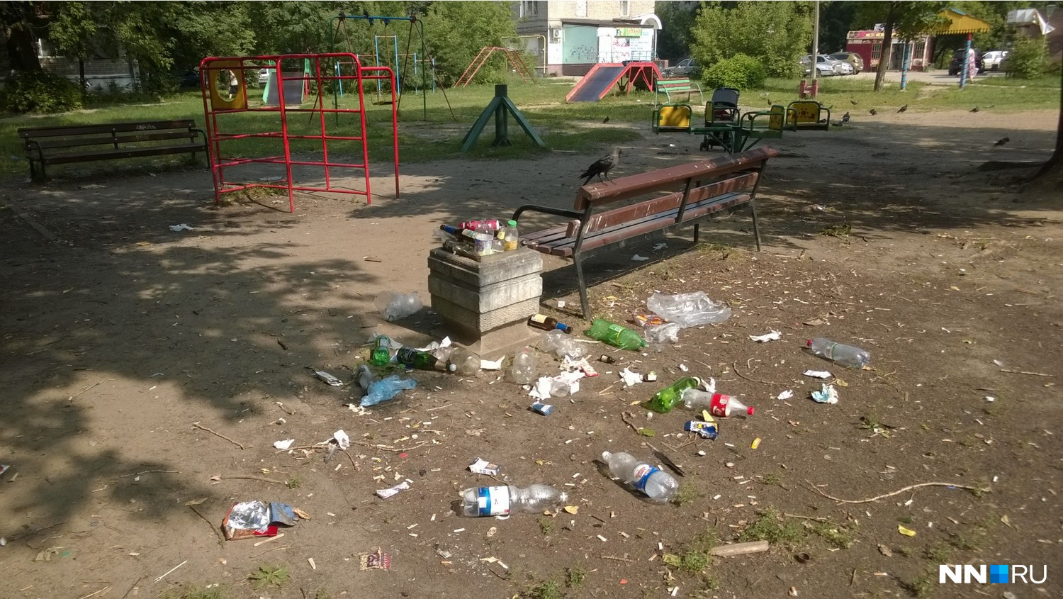 Следы пребывания на площадке взрослых Следы пребывания на площадке взрослых