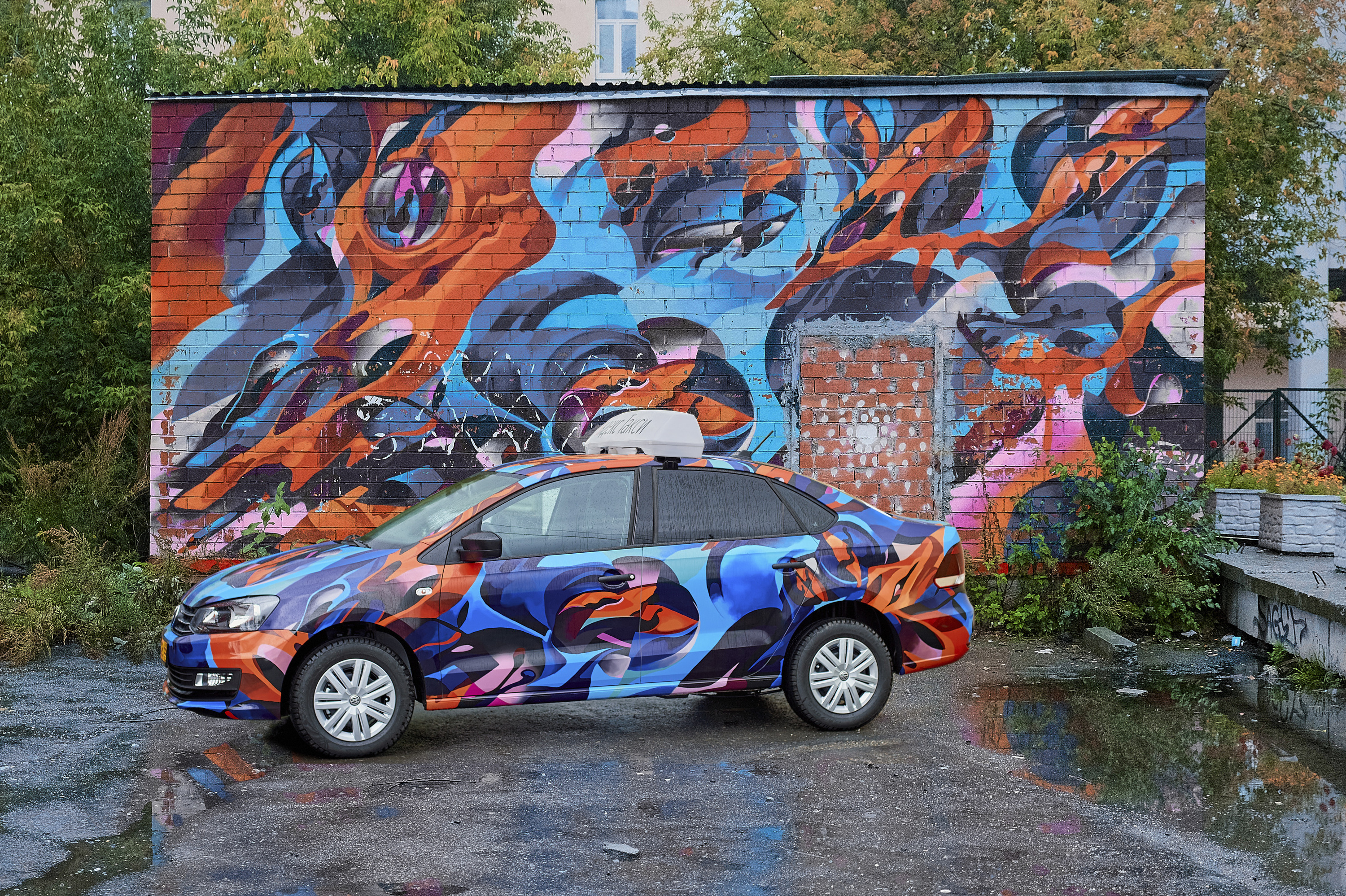 Разрисованный художником. Разрисованные автомобили. Машина "граффити". Стрит арт на машине. Раскрашенные авто.