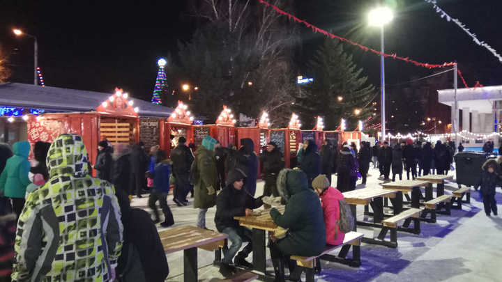 На Театральной площади до конца новогодних праздников открылась ярмарка с катком и аттракционами