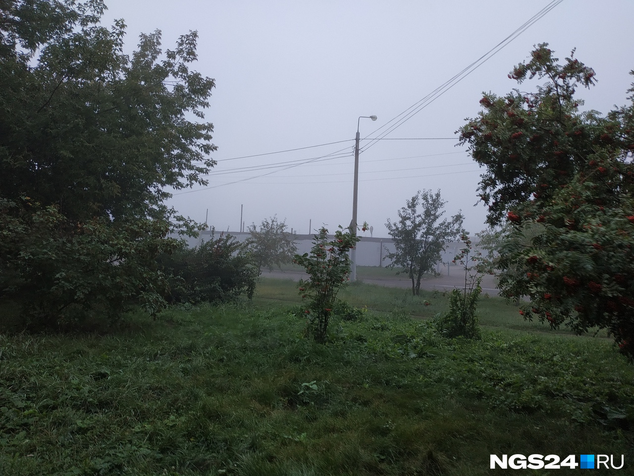 В тумане город становится очень загадочным В тумане город становится очень загадочным